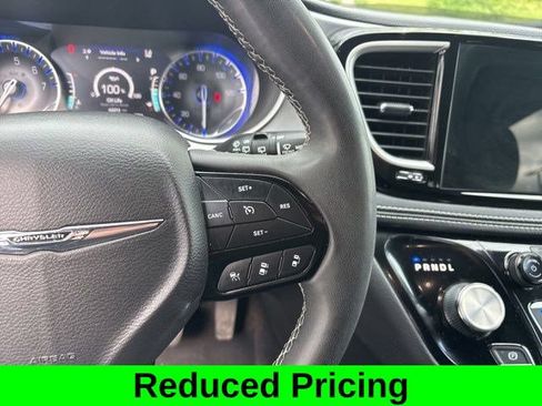 Used 2023 Chrysler Pacifica Touring FWD image 18
