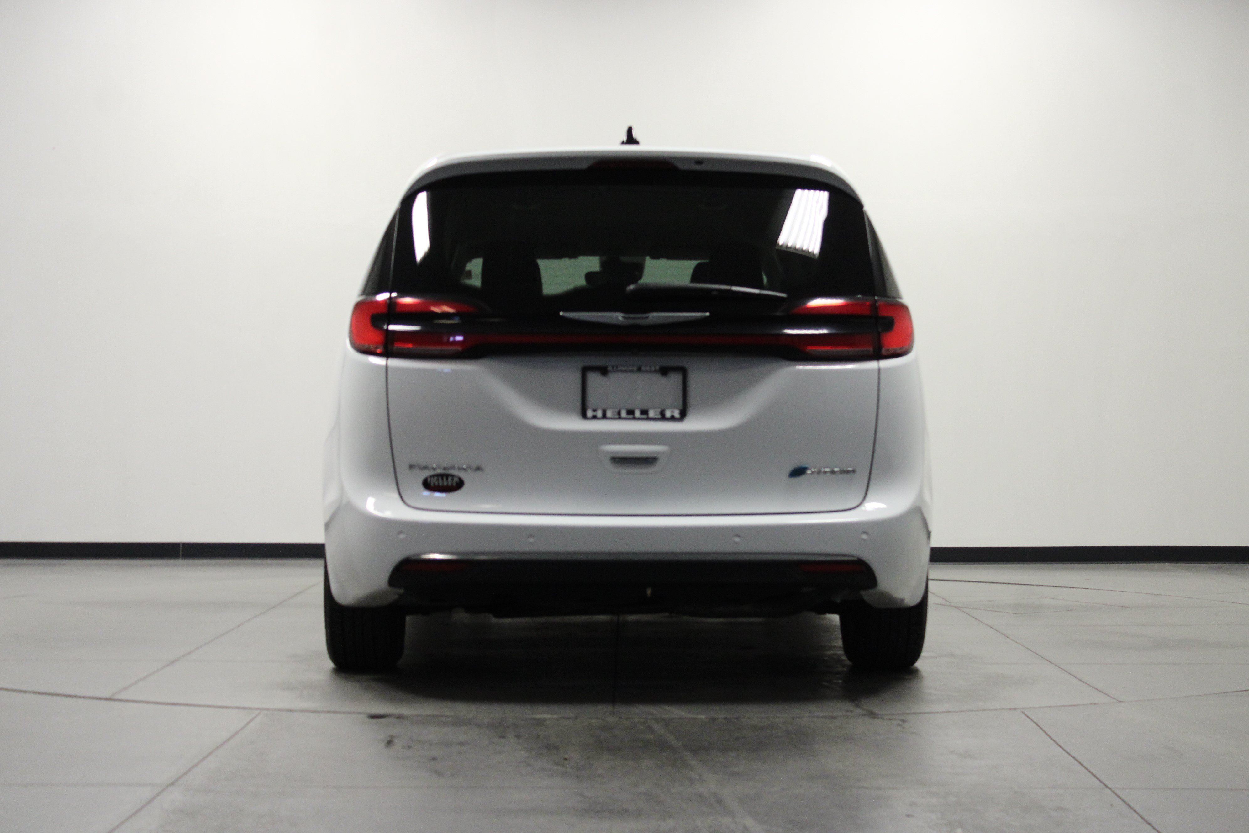 Used 2024 Chrysler Pacifica Limited FWD image 5