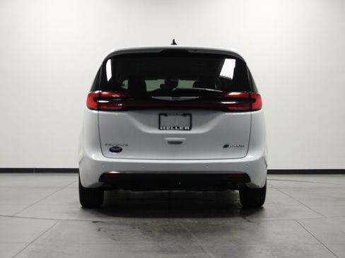 Used 2024 Chrysler Pacifica Limited FWD image 5