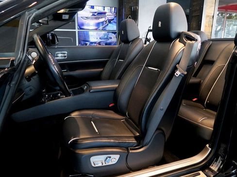 Used 2017 Rolls-Royce Dawn image 12