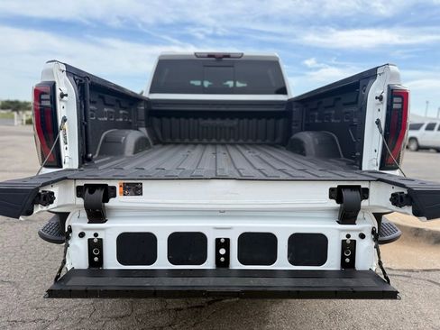 Used 2024 GMC Sierra 2500 AT4 w/ AT4 Premium Plus Package AWD/4WD image 8