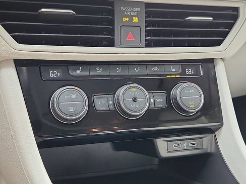 Used 2024 Volkswagen Jetta SE FWD image 17