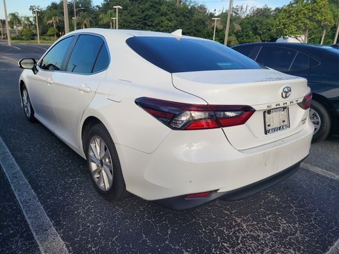 Used 2022 Toyota Camry LE FWD image 5