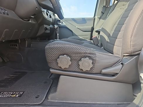 Used 2019 Nissan Frontier PRO-4X image 11