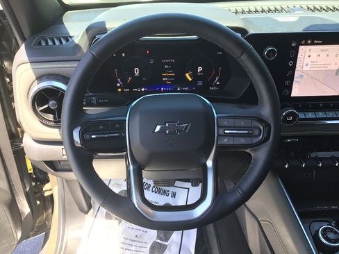 Used 2025 Chevrolet Colorado ZR2 w/ Technology Package AWD/4WD image 11