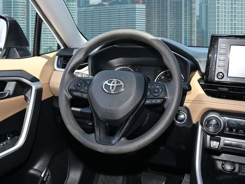 Used 2021 Toyota RAV4 XLE w/ Convenience Package FWD image 20