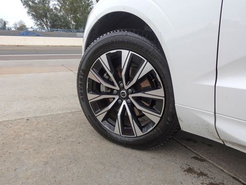 Used 2023 Volvo XC60 B5 Plus image 8