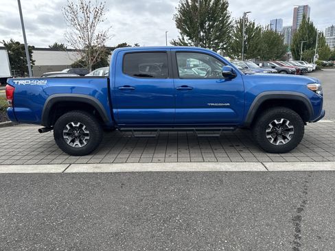 Used 2017 Toyota Tacoma TRD Off-Road w/ Premium & Technology Package AWD/4WD image 4