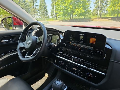 Used 2024 Nissan Pathfinder SL AWD/4WD image 13