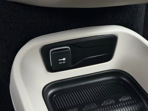 Used 2024 Chrysler Pacifica Touring-L image 40