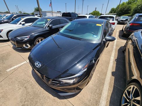 Used 2023 Hyundai Elantra Limited FWD image 4
