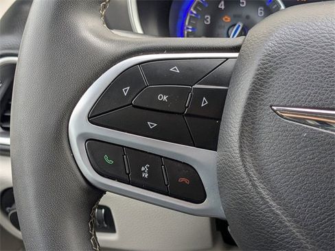 Used 2023 Chrysler Pacifica Touring-L image 24