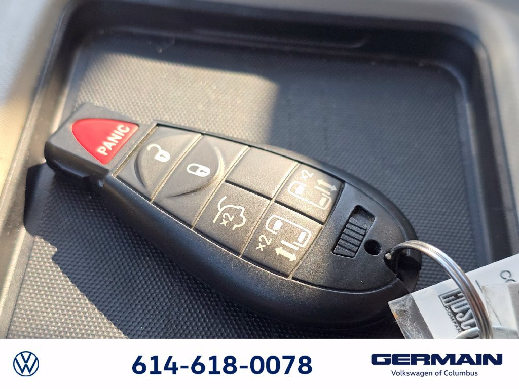 Used 2014 Chrysler Town & Country Touring FWD image 38