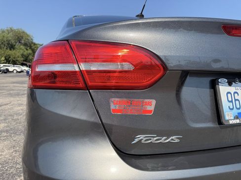 Used 2018 Ford Focus SE w/ SE Appearance Package FWD image 8