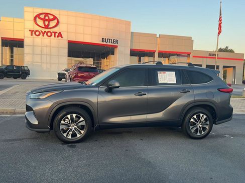 Used 2022 Toyota Highlander XLE image 3