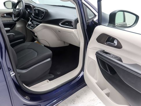 Used 2020 Chrysler Voyager LX image 17