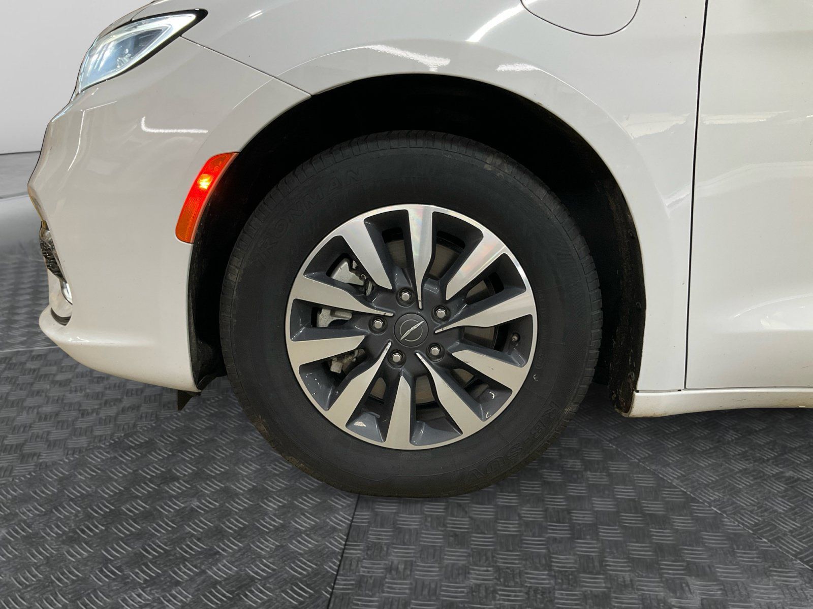 Used 2024 Chrysler Pacifica Limited FWD image 16
