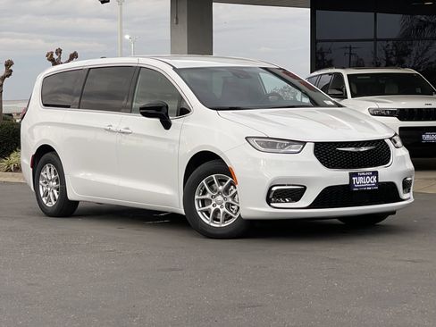 New 2026 Chrysler Pacifica Select image 2