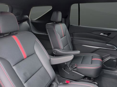 Used 2025 Chevrolet Traverse RS image 30