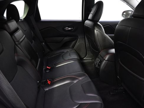 Used 2019 Jeep Cherokee Trailhawk AWD/4WD image 18