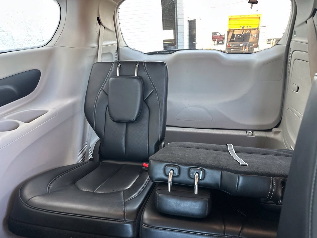Used 2024 Chrysler Pacifica Limited FWD image 7