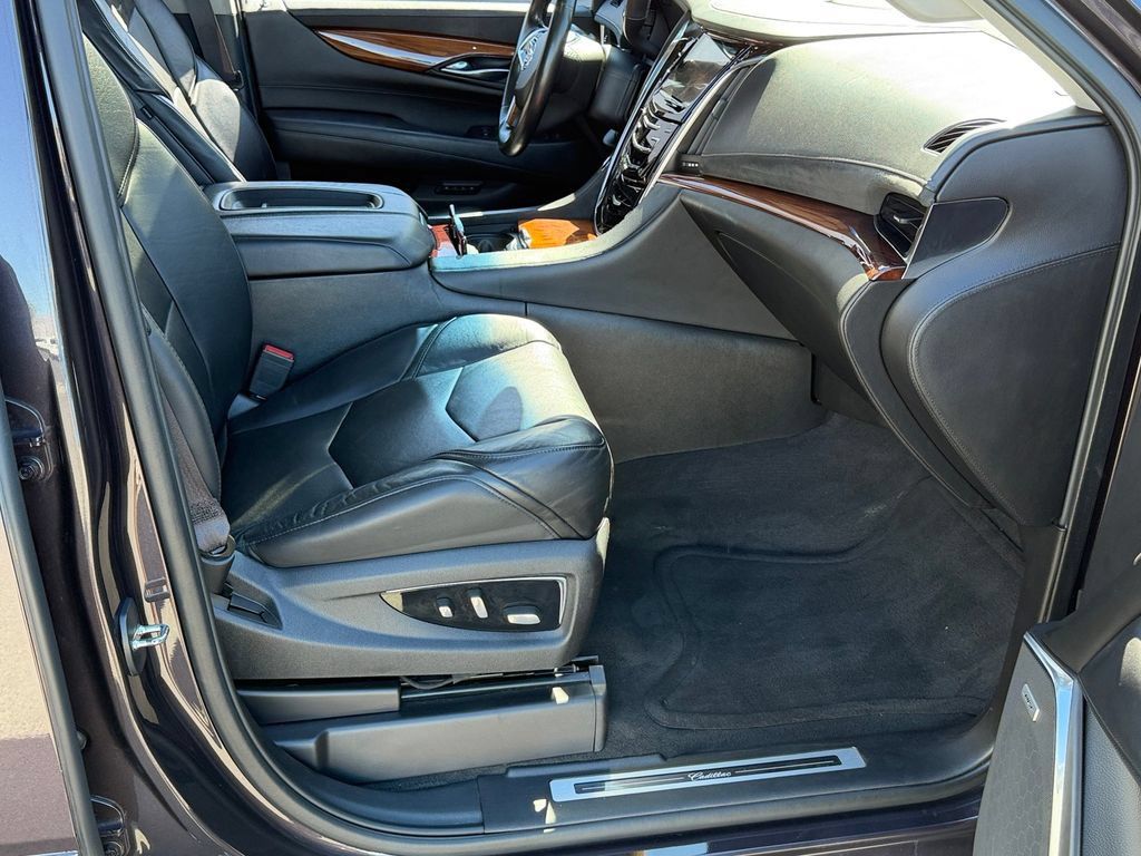 Used 2015 Cadillac Escalade Luxury AWD/4WD image 24
