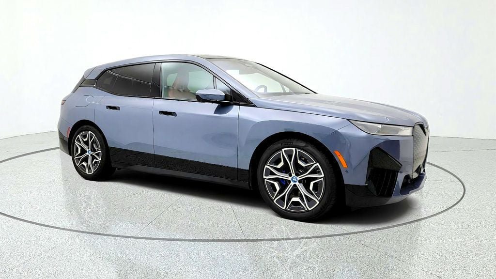 Used 2025 BMW iX xDrive50 w/ Premium Package AWD/4WD image 3