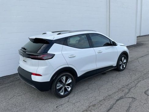 Used 2022 Chevrolet Bolt EUV LT w/ Convenience Package image 4