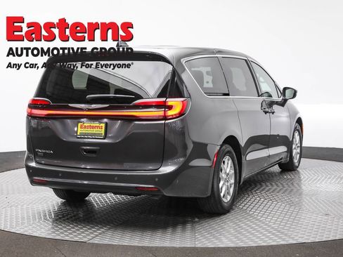 Used 2023 Chrysler Pacifica Touring-L image 5