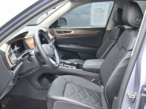 Used 2024 Volkswagen Atlas SE w/ Black Wheel Package image 14