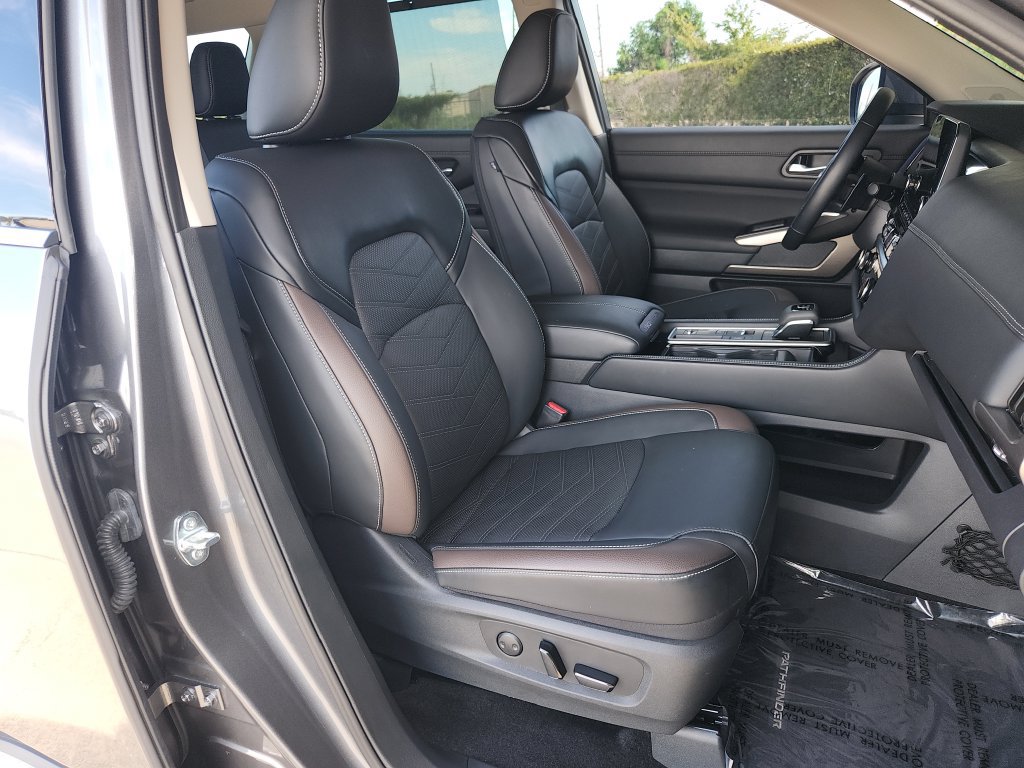 Used 2025 Nissan Pathfinder Platinum w/ Cargo Package FWD image 17
