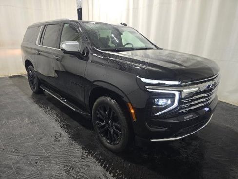 Used 2025 Chevrolet Suburban Premier image 3