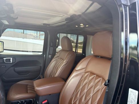 Used 2022 Jeep Wrangler Unlimited Rubicon w/ Cold Weather Group AWD/4WD image 11