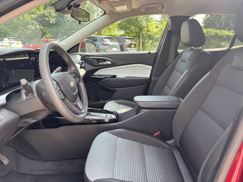 Used 2025 Chevrolet Trax LT FWD image 25
