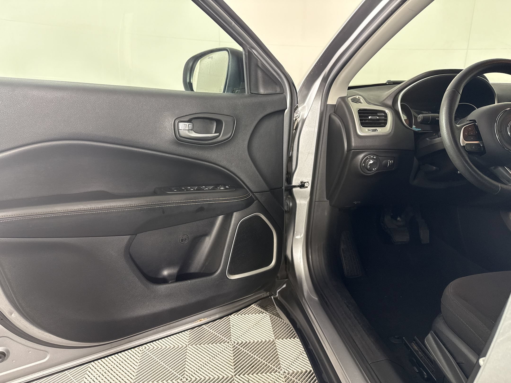Used 2018 Jeep Compass Sport w/ Tech Group FWD image 5