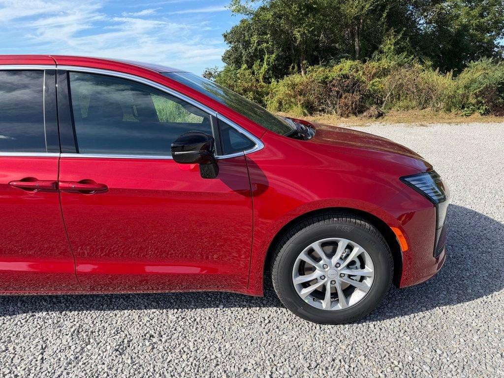 New 2027 Chrysler Pacifica Select FWD image 22