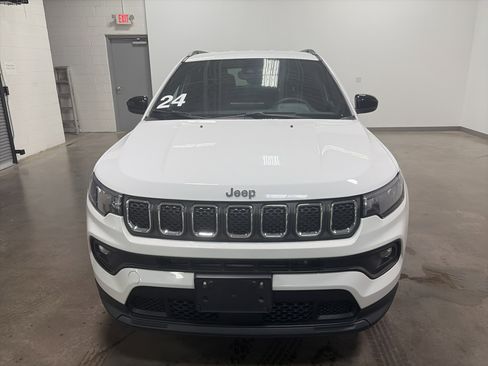 Used 2024 Jeep Compass Latitude image 8