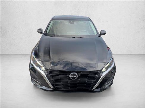 Used 2025 Nissan Altima 2.5 SV FWD image 2