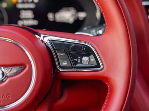 Used 2022 Bentley Bentayga AWD/4WD image 37