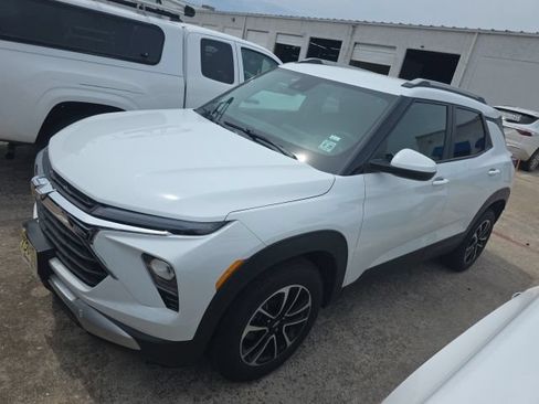 Used 2025 Chevrolet TrailBlazer LT AWD/4WD image 2