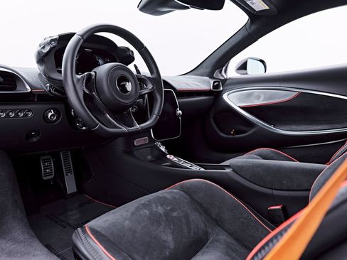 Used 2023 McLaren Artura RWD image 2