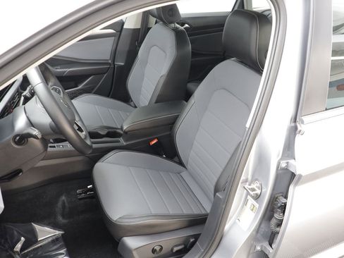 Used 2025 Volkswagen Jetta SE image 13