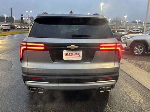 Used 2025 Chevrolet Traverse LT image 4