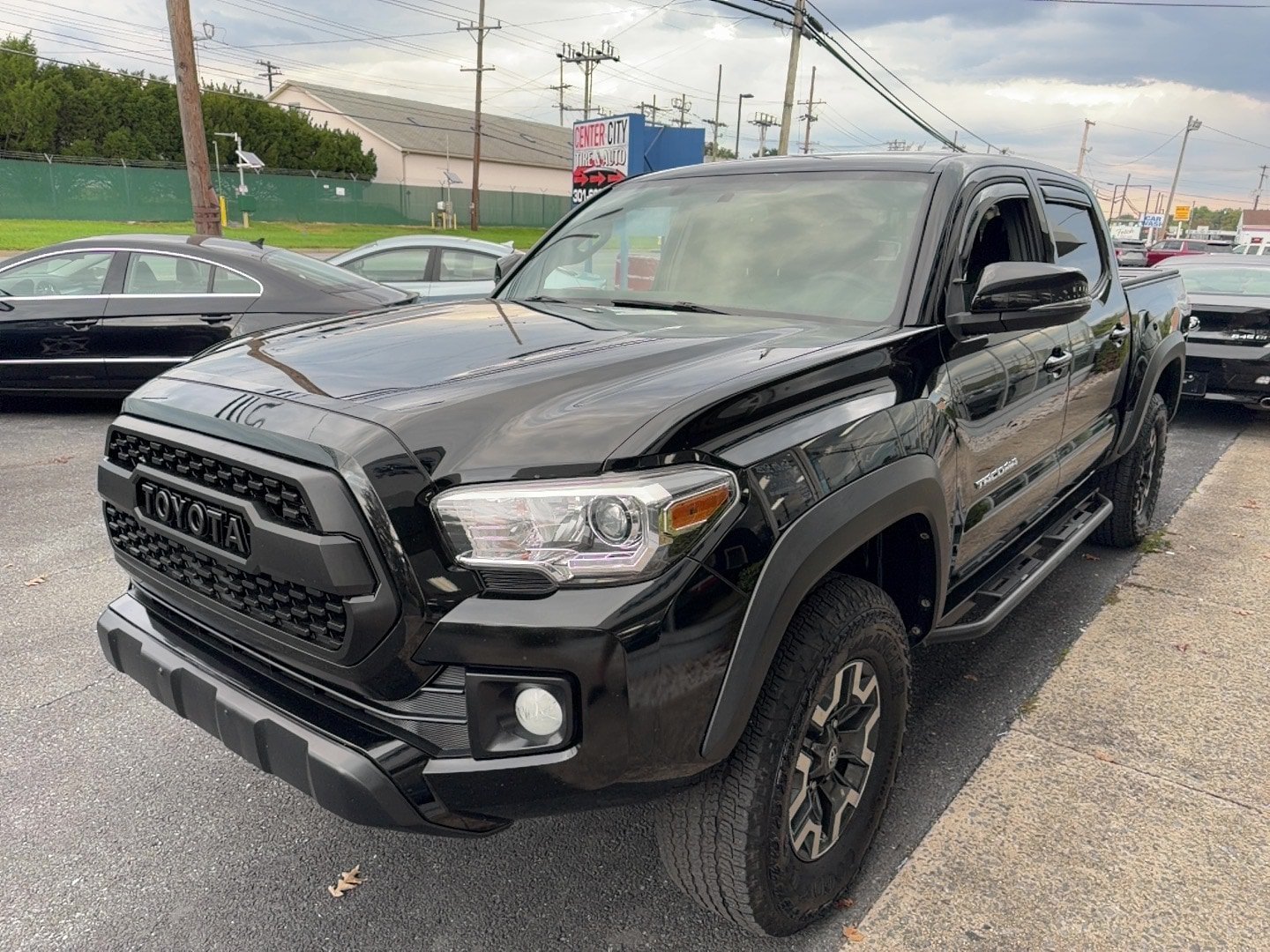 Used 2017 Toyota Tacoma TRD Off-Road w/ Premium & Technology Package AWD/4WD image 5