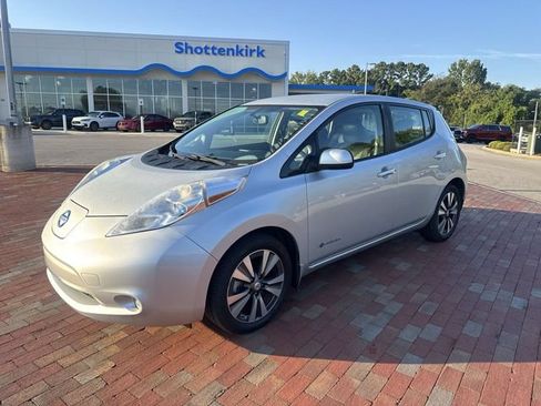 Used 2015 Nissan Leaf SL FWD image 4