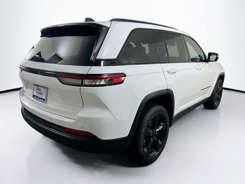 Used 2023 Jeep Grand Cherokee Altitude AWD/4WD image 5