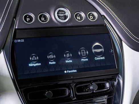 Used 2022 Aston Martin DBX image 27