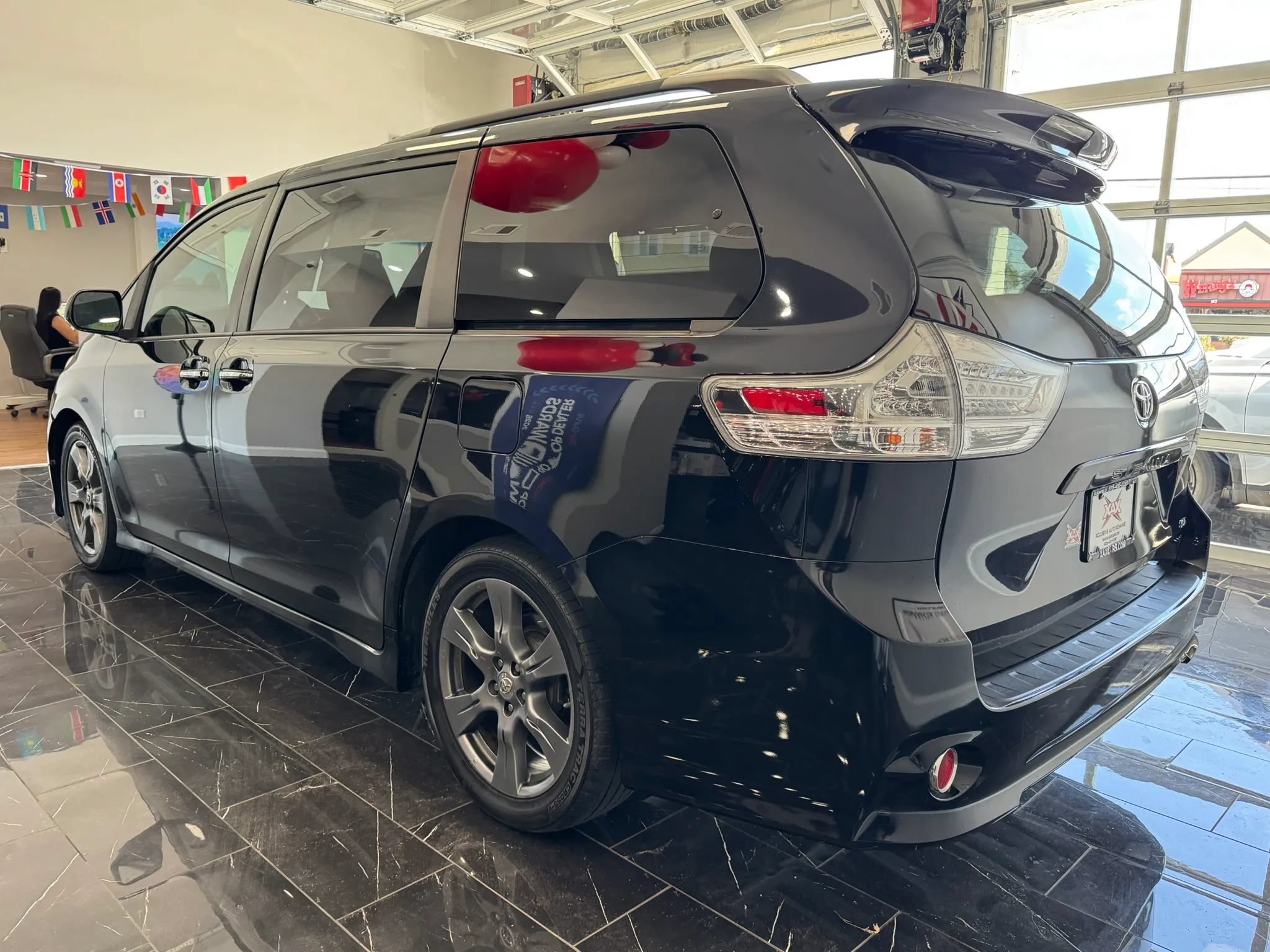 Used 2017 Toyota Sienna SE Premium FWD image 4