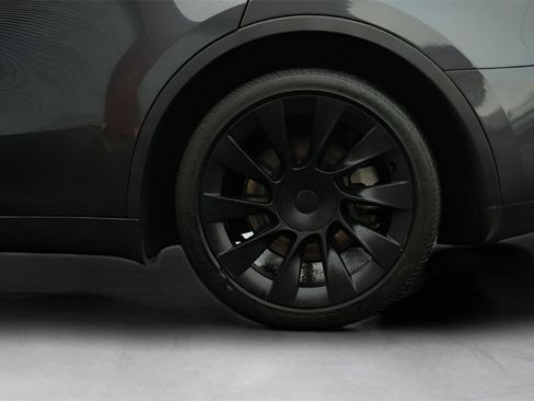 Used 2024 Tesla Model Y 2WD image 11