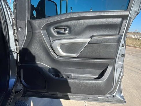 Used 2018 Nissan Titan PRO-4X image 11